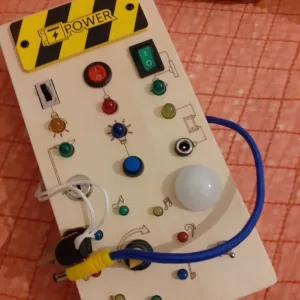 D***e vásárlótól kapott Montessori Busy Board LED fényekkel.