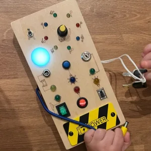 L****r vásárlótól kapott Montessori elfoglaltsági tábla LED fényekkel.
