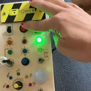 K****e vásárlótól kapott Montessori elfoglaltsági tábla LED fényekkel.