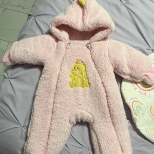 P***e vásárlótól kapott bébi kapucnis, vastagított rugdalózó.