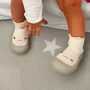 B***e vásárlótól kapott Baba Első Járó Slip-On Zokni Cipő.