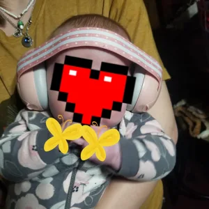 L***n vásárlótól kapott babazajcsökkentő fülhallgató.
