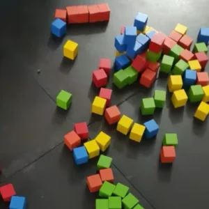 J***e vásárlótól kapott 50 darabos színes fa kocka építőkészlet.