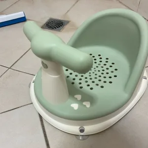 L****e vásárlótól kapott baba fürdőszék csúszásgátló szék.