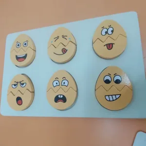 Az ügyfél, M****r által kapott Érzelem Párosító Puzzle Játék.
