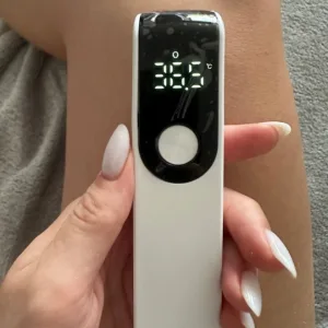 H***e vásárlótól kapott infravörös, érintés nélküli digitális hőmérő.