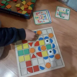 J***a vásárlótól kapott Fa Geometriai Alakzat Mozaik Kirakó.