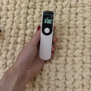 C****a vásárlótól kapott infravörös, érintés nélküli digitális hőmérő.