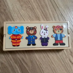 C****e ügyféltől kapott Fa Öltöztetős Kirakó Készlet.