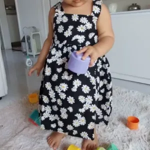 T***e vásárlótól kapott virágmintás, ujjatlan kislány ruha.
