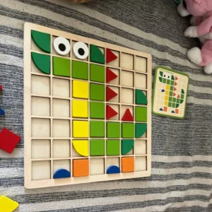 K***e vásárlótól kapott fa geometriai forma mozaik kirakó.