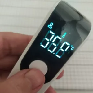 K***e vásárlótól kapott infravörös, érintés nélküli digitális hőmérő.