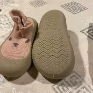 N***s vásárlótól kapott Baba Első Járó Slip-On Zokni Cipő.