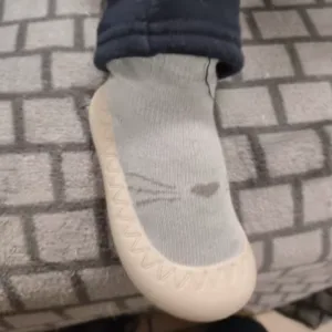 L***i vásárlótól kapott Baba Első Járó Slip-On Zokni Cipő.