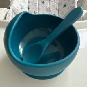 H**e vásárlótól kapott szilikon tapadó tál kanállal.