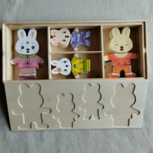 P****n ügyféltől kapott fa öltöztetős puzzle készlet.