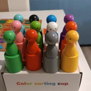 R***e vásárlótól kapott Peg Babák Poharakban Montessori Színválogató Játék.