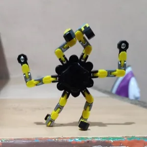 K****n vásárlótól kapott átalakítható Robot Fidget Spinner.