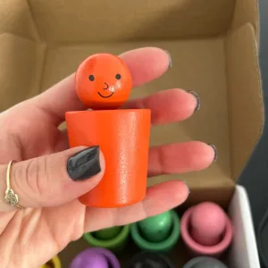 M***l vásárlótól kapott bábuk poharakban Montessori színrendező játék.