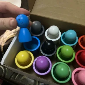 G***i vásárlótól kapott Peg Babák Poharakban Montessori Színrendező Játék.