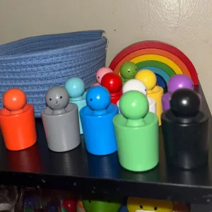 K****n vásárlótól kapott Peg Babák Poharakban Montessori Színválogató Játék.