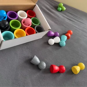 B****e vásárlótól kapott Peg Babák Poharakban Montessori Színrendező Játék.