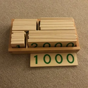 Cărți cu numere din lemn primite de la cumpărătorul L***e pentru învățarea matematicii.