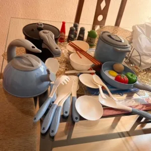 Set de bucătărie de jucărie și ustensile de gătit primite de la cumpărătorul J***n.