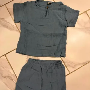 Set de tricou și pantaloni scurți de bumbac pentru copii primit de la cumpărătorul M****n.