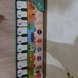 Autocolantul pentru tastatura de podea cu sunete de animale primit de la cumpărătorul S***i.