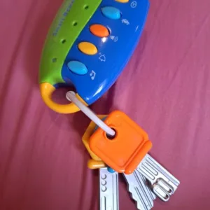 Joc de chei de mașină muzicale pentru bebeluși, primit cadou de la B****a.