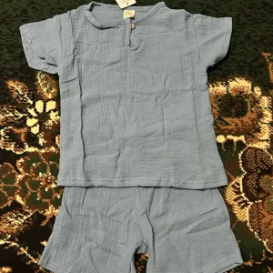 Set de tricou și pantaloni scurți de bumbac pentru copii, primit de la C******o.